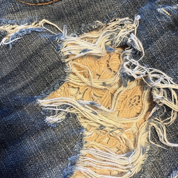 American Eagle Distressed Hi-Rise Festive Denim Shorts with Ivory Lace 12 - Picture 10 of 12